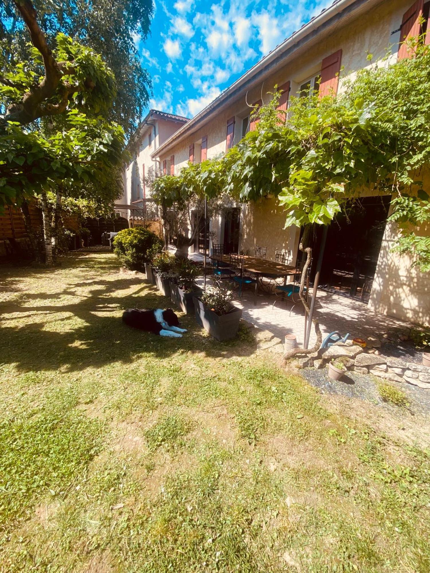 Une Ferme En Ville Bron Bagian luar foto